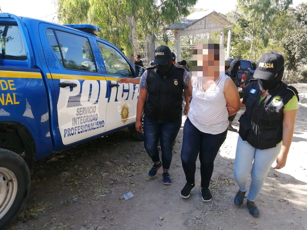 Una joven mujer salvadoreña capturada y 7 armas de fuego incautadas en